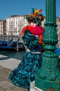 Les costumés du carnaval de Venise devant la Madonna de la Salute.