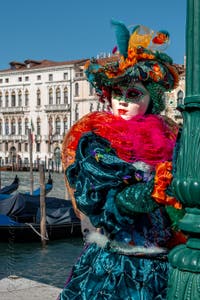 Les costumés du carnaval de Venise devant la Madonna de la Salute.