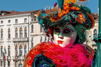 Les costumés du carnaval de Venise devant la Madonna de la Salute.