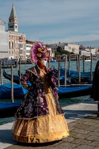 Les costumés du carnaval de Venise devant la Madonna de la Salute.