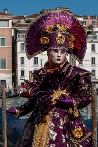 Les costumés du carnaval de Venise devant la Madonna de la Salute.