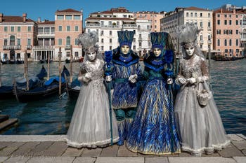 Les costumés du carnaval de Venise devant la Madonna de la Salute.