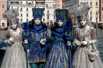 Les costumés du carnaval de Venise devant la Madonna de la Salute.