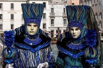 Les costumés du carnaval de Venise devant la Madonna de la Salute.