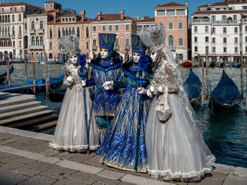 Les costumés du carnaval de Venise devant la Madonna de la Salute.