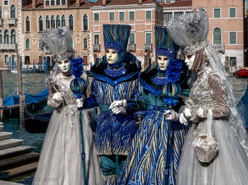 Les costumés du carnaval de Venise devant la Madonna de la Salute.