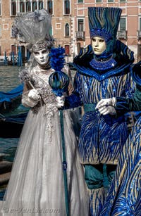 Les costumés du carnaval de Venise devant la Madonna de la Salute.