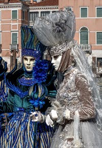 Les costumés du carnaval de Venise devant la Madonna de la Salute.