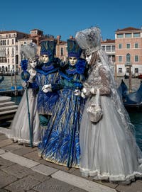 Les costumés du carnaval de Venise devant la Madonna de la Salute.