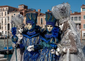 Les costumés du carnaval de Venise devant la Madonna de la Salute.