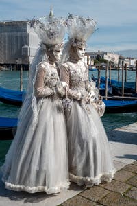 Les costumés du carnaval de Venise devant la Madonna de la Salute.