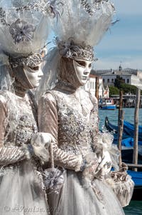 Les costumés du carnaval de Venise devant la Madonna de la Salute.