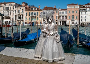 Les costumés du carnaval de Venise devant la Madonna de la Salute.