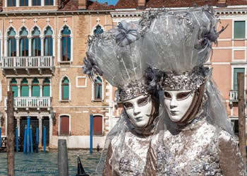 Les costumés du carnaval de Venise devant la Madonna de la Salute.