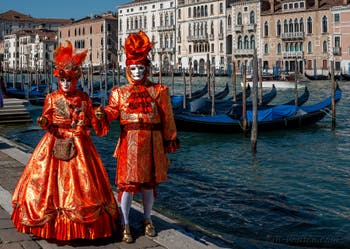 Les costumés du carnaval de Venise devant la Madonna de la Salute.