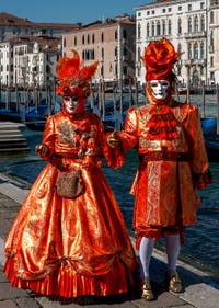 Les costumés du carnaval de Venise devant la Madonna de la Salute.