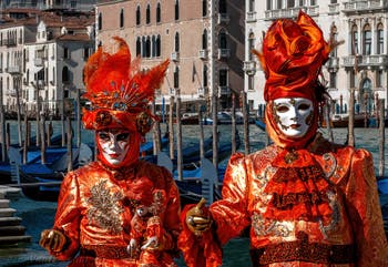 Les costumés du carnaval de Venise devant la Madonna de la Salute.