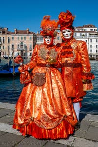 Les costumés du carnaval de Venise devant la Madonna de la Salute.