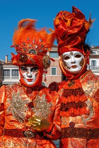 Les costumés du carnaval de Venise devant la Madonna de la Salute.