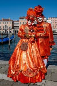 Les costumés du carnaval de Venise devant la Madonna de la Salute.