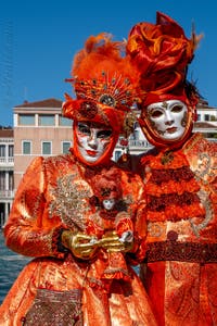 Les costumés du carnaval de Venise devant la Madonna de la Salute.