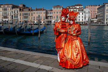 Les costumés du carnaval de Venise devant la Madonna de la Salute.