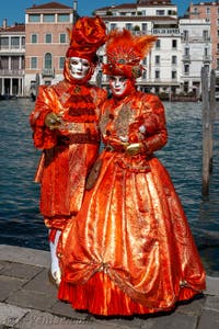 Les costumés du carnaval de Venise devant la Madonna de la Salute.