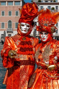 Les costumés du carnaval de Venise devant la Madonna de la Salute.