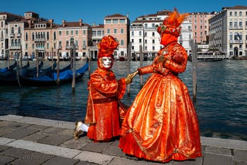 Les costumés du carnaval de Venise devant la Madonna de la Salute.