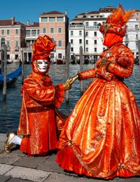 Les costumés du carnaval de Venise devant la Madonna de la Salute.