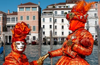 Les costumés du carnaval de Venise devant la Madonna de la Salute.