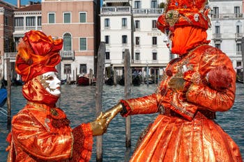 Les costumés du carnaval de Venise devant la Madonna de la Salute.