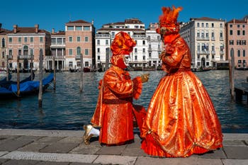 Les costumés du carnaval de Venise devant la Madonna de la Salute.