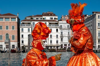 Les costumés du carnaval de Venise devant la Madonna de la Salute.