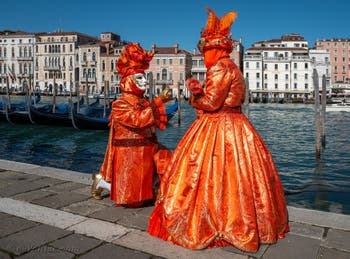 Les costumés du carnaval de Venise devant la Madonna de la Salute.