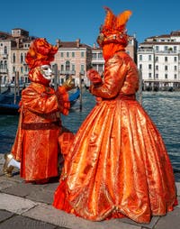 Les costumés du carnaval de Venise devant la Madonna de la Salute.