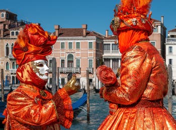 Les costumés du carnaval de Venise devant la Madonna de la Salute.