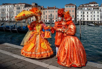 Les costumés du carnaval de Venise devant la Madonna de la Salute.