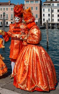 Les costumés du carnaval de Venise devant la Madonna de la Salute.