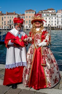 Les costumés du carnaval de Venise devant la Madonna de la Salute.