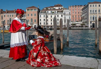 Les costumés du carnaval de Venise devant la Madonna de la Salute.