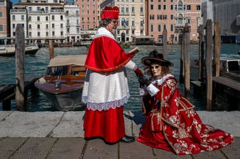 Les costumés du carnaval de Venise devant la Madonna de la Salute.