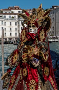 Les costumés du carnaval de Venise devant la Madonna de la Salute.