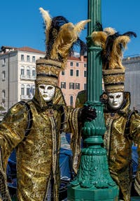 Les costumés du carnaval de Venise devant la Madonna de la Salute.