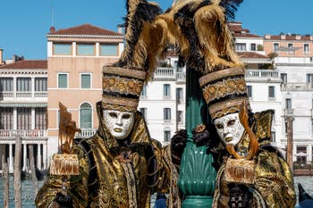 Les costumés du carnaval de Venise devant la Madonna de la Salute.