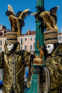 Les costumés du carnaval de Venise devant la Madonna de la Salute.