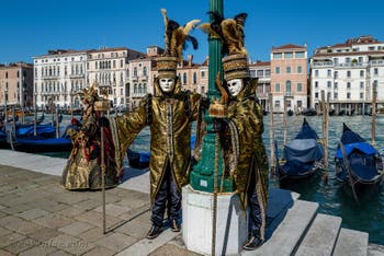 Les costumés du carnaval de Venise devant la Madonna de la Salute.