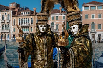 Les costumés du carnaval de Venise devant la Madonna de la Salute.