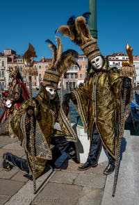 Les costumés du carnaval de Venise devant la Madonna de la Salute.