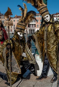 Les costumés du carnaval de Venise devant la Madonna de la Salute.